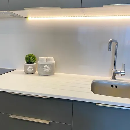 Luxury - In Courtyard Apartment *