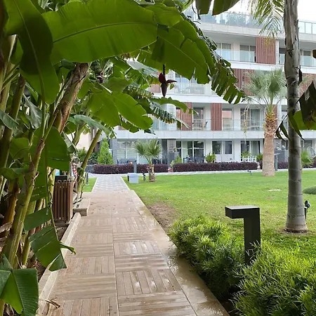 Luxury - In Courtyard Apartment *