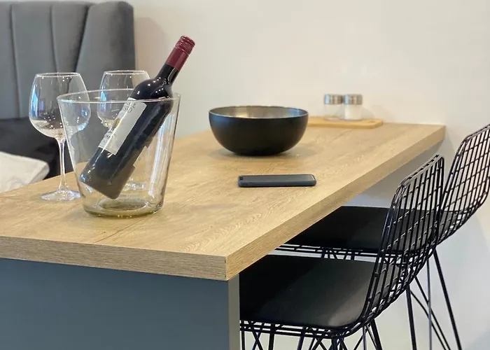 Luxury - In Courtyard Daire Trikomo